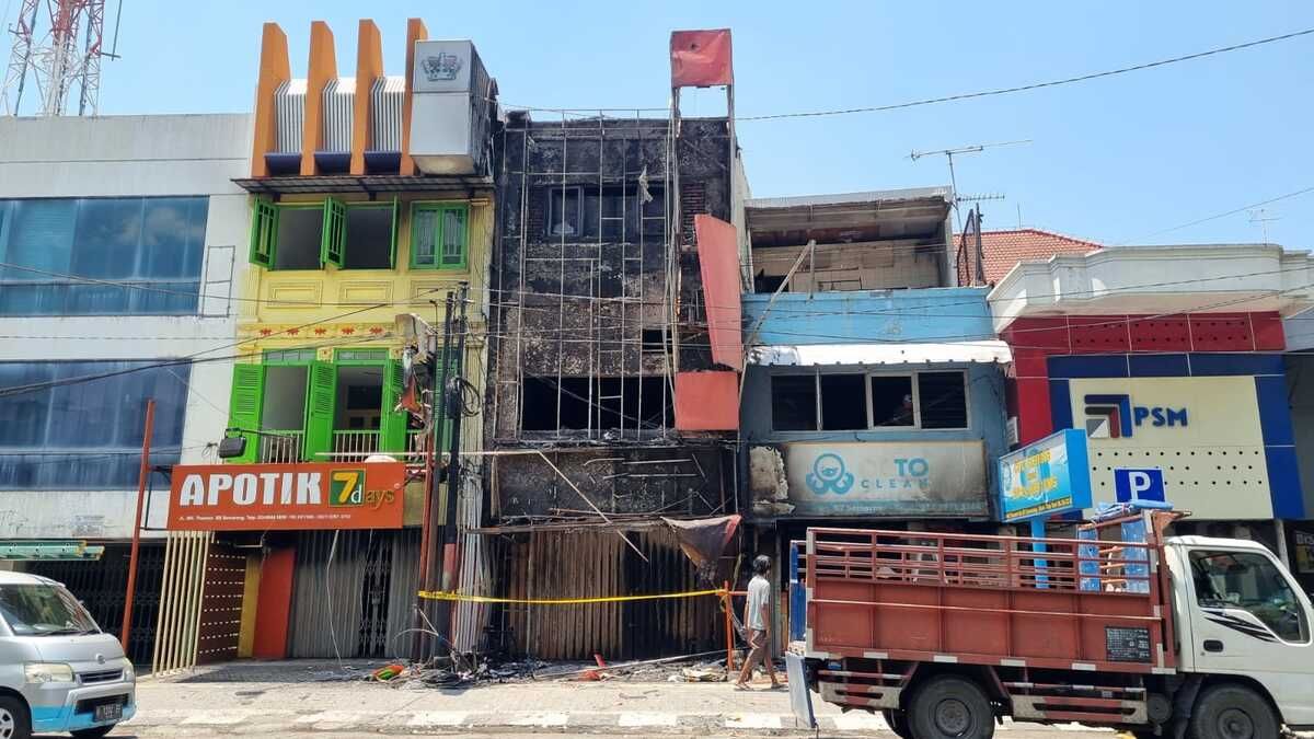 Ruko Tak Berpenghuni di Thamrin Semarang Terbakar, Penjaga Ruko Lainnya Panik Keluarkan Barang Dagangan