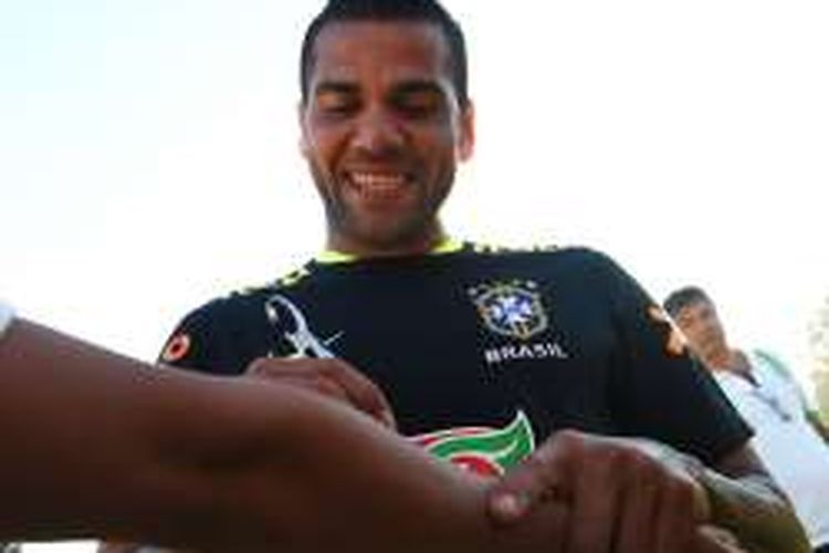 Dani Alves sedang melayani permintaan tanda tangan dari seorang penggemar di California, Amerika Serikat, pada Kamis (2/6/2016). Saat ini, Alves tengah memperkuat tim nasional Brasil di ajang Copa America Centenario.