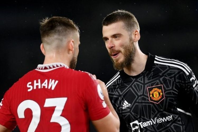 Luke Shaw dan David de Gea berbincang selama pertandingan Brighton vs Man United pada laga tunda pekan ke-28 Liga Inggris di Stadion Falmer, Jumat (5/5/2023) dini hari WIB. Duel ini berakhir 1-0 untuk kemenangan Brighton. Terkini, Man United akan bertamu ke markas West Ham pada lanjutan Liga Inggris 2022-2023. Laga West Ham vs Man United dijadwalkan berlangsung di Stadion London, Inggris, pada Senin (8/5/2023) dini hari WIB. (Photo by Mike Hewitt/Getty Images) (Photo by Mike Hewitt / GETTY IMAGES EUROPE / Getty Images via AFP)