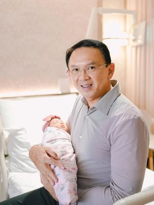 Puput Nastiti Devi tampil sederhana saat melahirkan anak ketiga. Nuansa pastel, makeup natural, dan kehadiran Ahok bikin momen terasa hangat dan intim.