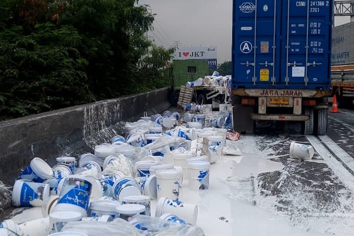 Truk trailer bermuatan cat mengalami kecelakaan di Tol Pelabuhan Jakarta Utara. Kamis (11/9/2025).
