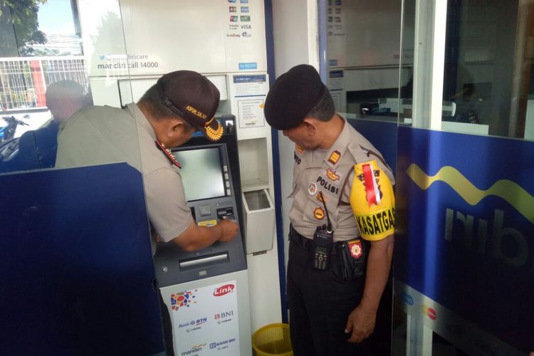 Kapolres Malang Kota AKBP Asfuri bersama jajarannya saat mengecek salah satu mesin ATM di Kota Malang untuk mencegah terjadinya aksi kejahatan skimming, Senin (26/3/2018).