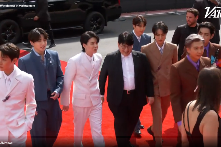 BTS dan Bang Si Hyuk muncul di red carpet Grammy Awards 2022 di MGM Grand Garden Arena, Las Vegas, Minggu (3/4/2022) waktu setempat.