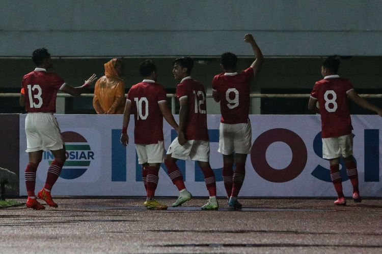 Pemain timnas Indonesia berselebrasi usai membobol gawang Curacao pada laga kedua FIFA Matchday di Stadion Pakansari, Kabupaten Bogor, Selasa (27/9/2022). Timnas Indonesia menang dengan skor 2-1. Sore ini, Jumat (23/12/2022), timnas Indonesia akan melawan Kamboja pada laga penyisihan Grup A Piala AFF 2022 di Stadion Utama Gelora Bung Karno, Senayan, Jakarta.