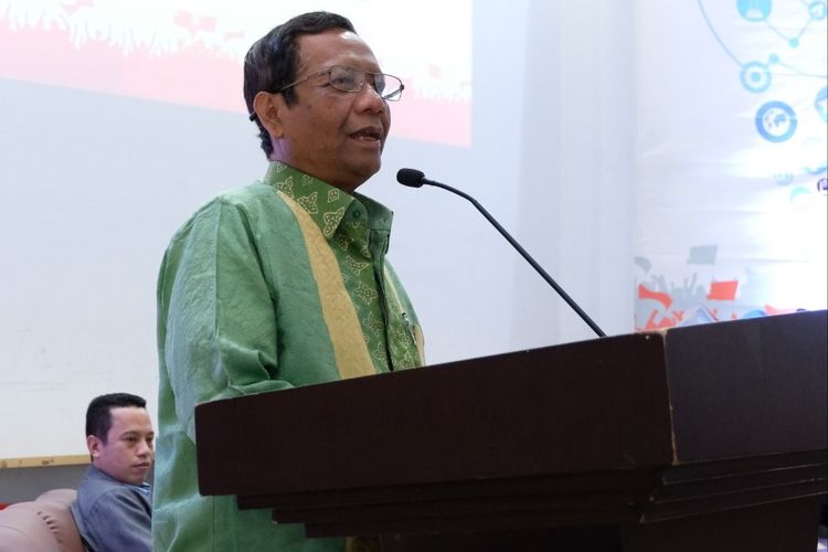 Mantan Ketua MK Mahfud MD saat menjadi pembicara dalam dialog kebangsaan yang digelar di auditorium Prof. Amiruddin, Unhas, Sabtu (6/4/2019).