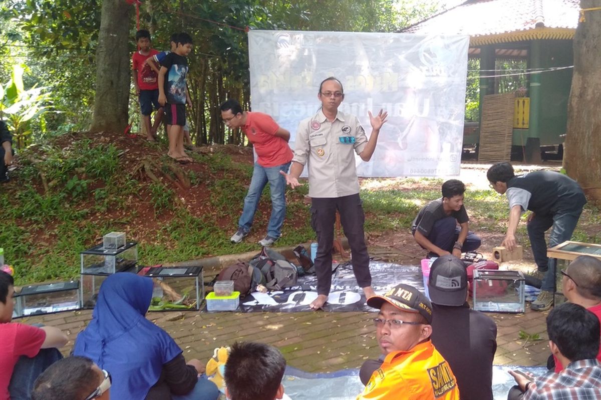 Ketua Yayasan Sioux Ular Indonesia Aji Rachmat saat ditemui di Hutan Kota Pesanggrahan Jakarta Selatan, Senin (30/12/2019)