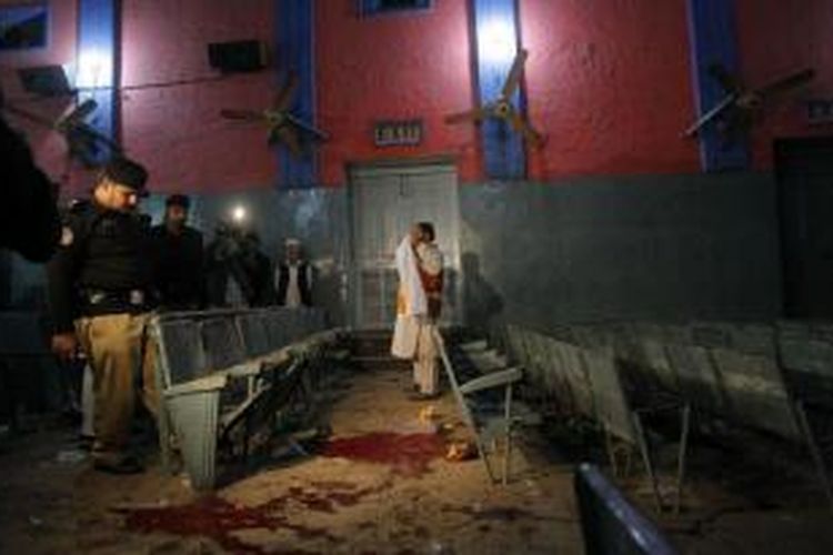 Kepolisian Pakistan memeriksa sisa-sisa serangan granat ke sebuah bioskop di kota Peshawar yang mengakibatkan empat orang tewas.