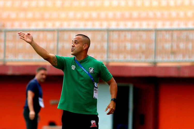 Pelatih Madura United Fabio Lefundes memberi instruksi pemain saat pertandingan pekan ke-27 Liga 1 2022-2023 melawan Persija Jakarta yang berakhir dengan skor 0-0 di Stadion Gelora Ratu Pamelingan Pamekasan, Minggu (26/2/2023) sore.