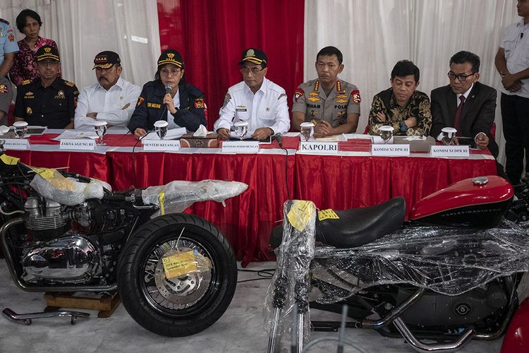 Dirjen Bea dan Cukai Heru Pambudi, Jaksa Agung Sanitiar Burhanuddin, Menteri Keuangan Sri Mulyani Indrawati, Menteri Perhubungan Budi Karya Sumadi, Kapolri Jenderal Pol Idham Azis serta Anggota Komisi XI DPR Soepriyatno dan Mustofa (kiri ke kanan) menyampaikan keterangan pers saat rilis penyelundupan mobil dan motor mewah di Terminal Peti Kemas Tanjung Priok, Jakarta, Selasa (17/12/2019). Sepanjang tahun 2016 hingga 2019 sebanyak 19 unit mobil mewah dan 35 unit motor (rangka dan mesin motor) mewah berbagai merek telah diamankan oleh Bea Cukai Tanjung Priok dengan perkiraan total nilai barang mencapai kurang lebih Rp 21 miliar dan potensi kerugian negara mencapai kurang lebih Rp 48 miliar.