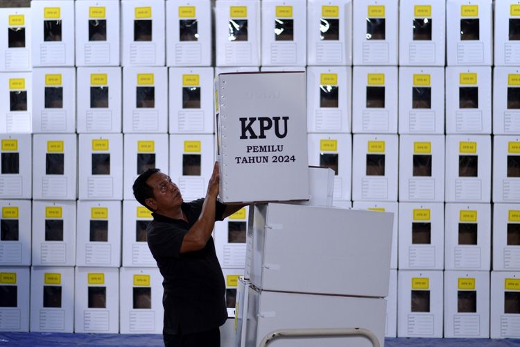 Apa itu PPK dalam Pemilu? | Pekerja menyusun kotak suara Pemilu 2024 yang telah dirakit di Gudang KPU Badung, Bali, Kamis (4/1/2024).