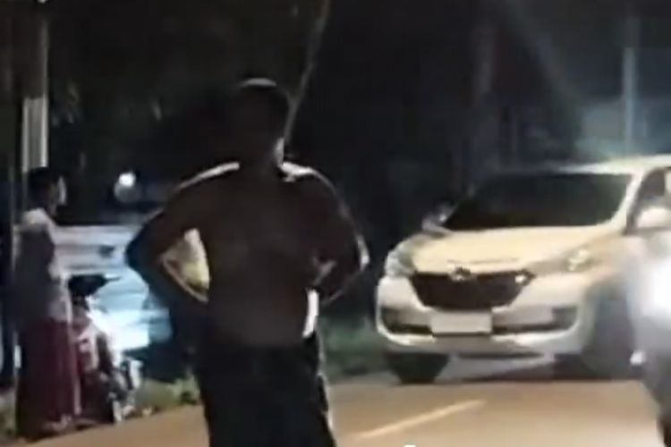 Warga Desa Panaguan, Kec. Proppo berdatangan saat polisi meringkus terduga pelaku jaringan narkoba, Selasa (17/6/2025)