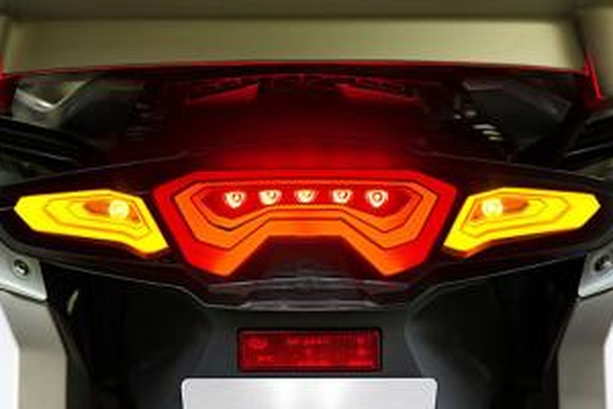 Lampu berteknologi OLED yang diterapkan pada sepeda motor BMW K1600GTL dalam bentuk prorotipe.