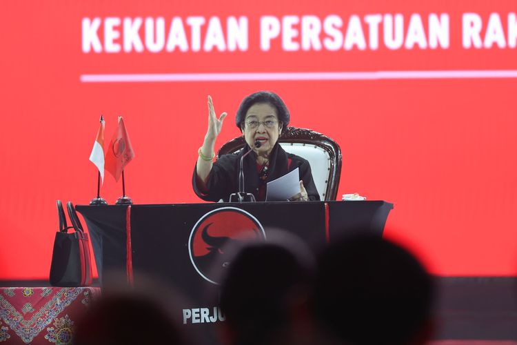 Ketua Umum PDI-P, Megawati Soekarnoputri, berpidato di hadapan ribuan kader dan simpatisan dalam Rapat Kerja Nasional (Rakernas) V PDI-P di Beach City International Stadium, Jakarta, Jumat (24/5/2024).