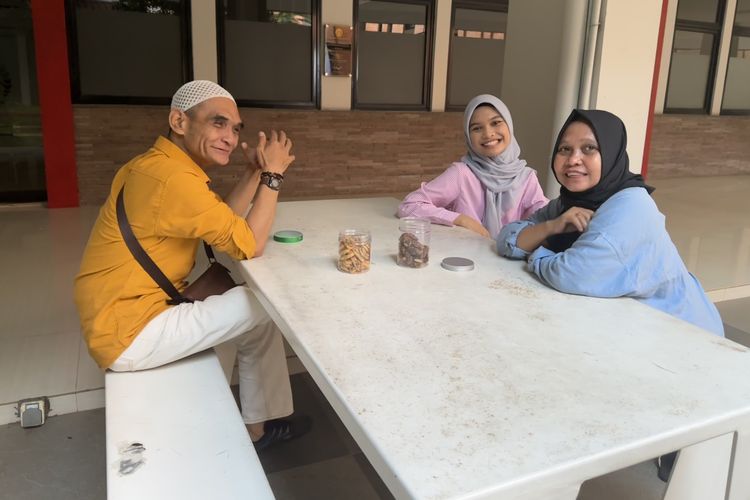 Azura (18, berkemeja pink) duduk di ruang Ujian Tertulis Berbasis Tes Seleksi Nasional Masuk Perguruan Tinggi (UTBK SNBT) 2025 di Gedung Integrated Laboratory and Research Center Fakultas Hukum Universitas Indonesia (ILRC FH UI), Depok, Jawa Barat pada Rabu (24/4/2025). Azura memilih program Ilmu Administrasi Fiskal dan Ilmu Administrasi Niaga UI sebagai pilihan. 