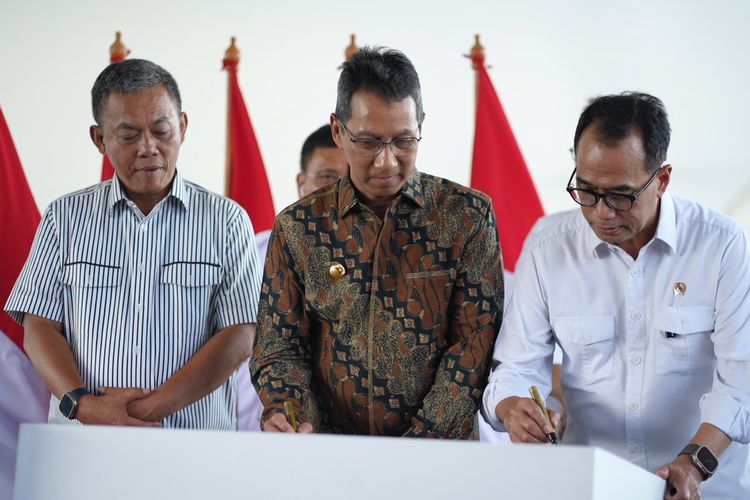 Peresmian Jembatan Penyeberangan Multiguna (JPM) di Dukuh Atas, dilakukan langsung oleh Menteri Perhubungan, Budi Karya Sumadi dan Pj. Gubernur DKI Jakarta Heru Budi Hartono pada Rabu (13/9/2023). 
