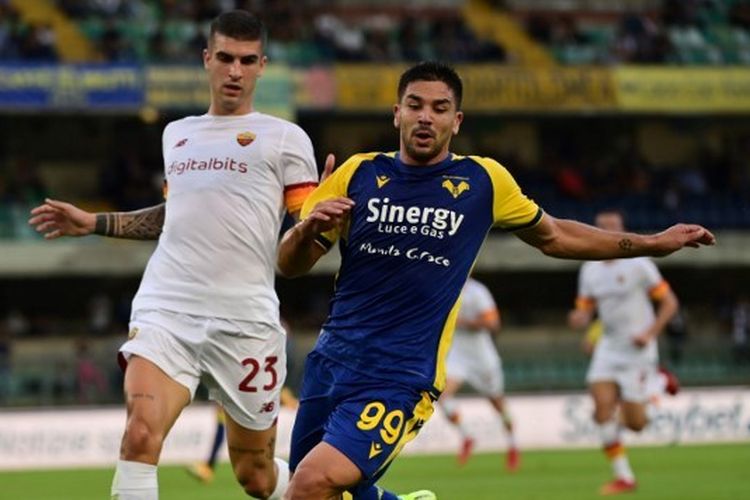 Giovanni Simeone (kanan) berebut bola dengan Gianluca Mancini dalam laga Hellas Verona vs AS Roma pada pertandingan Liga Italia 2021-2022 yang digelar di Stadion Marc'Antonio Bentegodi, 19 September 2021.