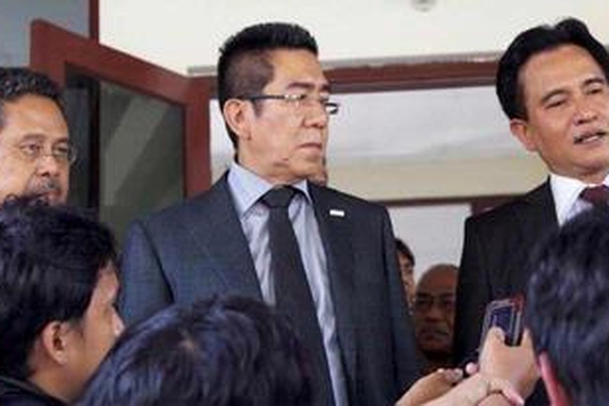 Kuasa Hukum penggugat Yusril Ihza Mahendra (kanan), anggota Dewan Penasehat Gerakan Nasional Anti-Narkotika (Granat) Fahmi Idris (kiri) dan Ketua Granat Henry Yosodiningrat (kanan) mendatangi Pengadilan Tata Usaha Negara (PTUN) Jakarta, Kamis (7/6/2012). Kedatangan mereka untuk menggugat keputusan Presiden Susilo Bambang Yudoyono ihwal pemberian grasi terhadap dua terpidana narkoba, Schapelle Leigh Corby dan Peter Achim Franz Grobmann. 