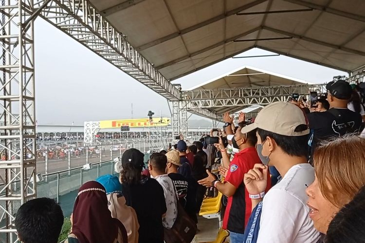 Momen saat lagu Indonesia Raya menggema di Sirkuit Mandalika, Lombok, NTB, Minggu (21/11/2021).