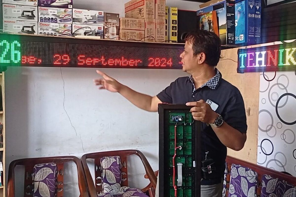 Parlan, mengusaha jadwal waktu sholat digital, kebanjiran pemesanan di bulan puasa. Banyak warga yang menyukai akurasi JWS digital buatannya sehingga pemesanan meningkat tetapi Parlan hanya mampu membuat 10 buah JWS digital per hari.