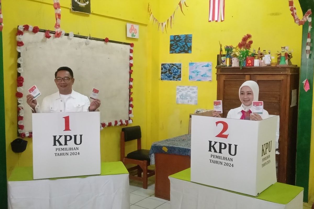 Calon Gubernur Jakarta No Urut 1 Ridwan Kamil dan Istri Atalia Praratya tengah menggunakan hak suaranya di bilik suara TPS 23, Jalan Rancabulan II, Kelurahan Ciumbuleuit, Kecamatan Cidadap, Kota Bandung, Jawa Barat, Rabu (27/11/2024)