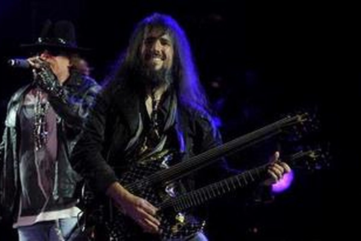 Vokalis Axl Rose (kiri) dan gitaris Ron 
