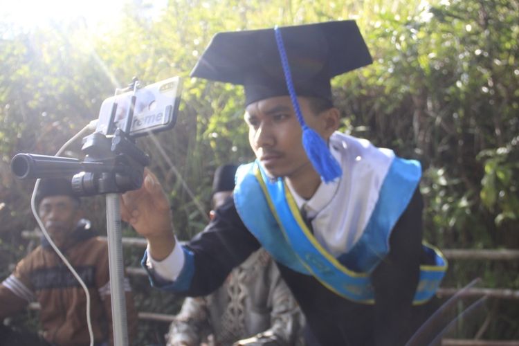 Ahmad Krismon ikuti prosesi wisuda daring dari atas bukit di Sungai Betung, Pasia Laweh, Agam, Kamis (27/8/200)