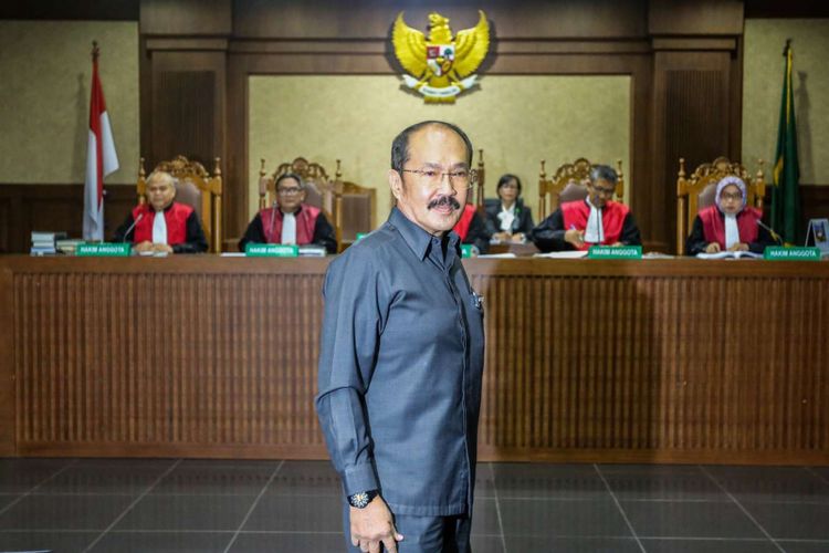 Advokat Fredrich Yunadi saat menjalani sidang perdana sebagai terdakwa di Pengadilan Tindak Pidana Korupsi Jakarta, Kamis (8/2/2018). Fredrich Yunadi didakwa menghalangi proses hukum yang dilakukan Komisi Pemberantasan Korupsi (KPK) terhadap tersangka mantan Ketua DPR Setya Novanto.