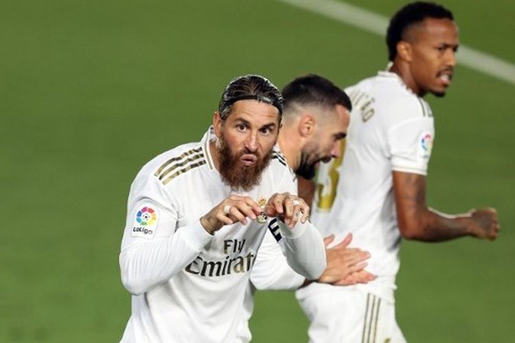 Bek Real Madrid Sergio Ramos berselebrasi usai mencetak gol penalti ke gawang Getafe pada lanjutan pekan ke-33 Liga Spanyol, Jumat (3/7/2020) dini hari WIB. 