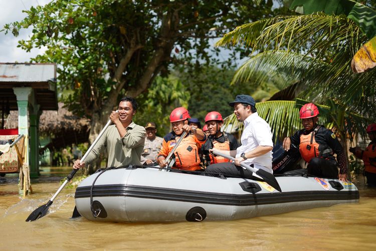 Bupati HST Aulia Oktafiandi meninjau langsung dampak banjir di Kecamatan Hantakan dan Pandawan. 