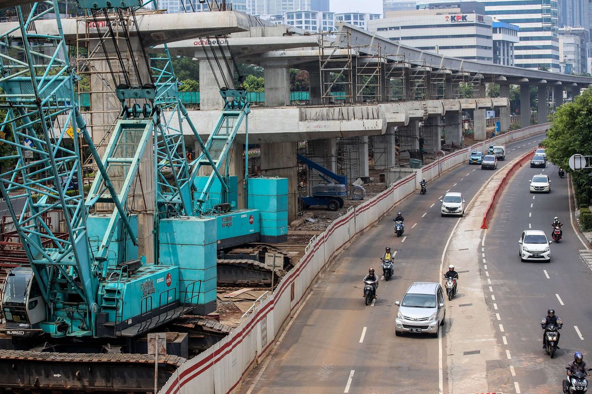 Pekerja menyelesaikan pengerjaan proyek Light Rail Transit (LRT) Jabodebek lintas pelayanan dua Cawang-Dukuh Atas di kawasan Kuningan, Jakarta Selatan, Senin (17/6/2019). Dinas Perhubungan DKI Jakarta akan menutup Jalan Setiabudi Tengah dari 17 Juni 2019 hingga 28 Februari 2020 mendatang. Penutupan jalan dilakukan untuk mengefektifkan pembangunan proyek LRT serta menghindari resiko kecelakaan pengguna jalan.