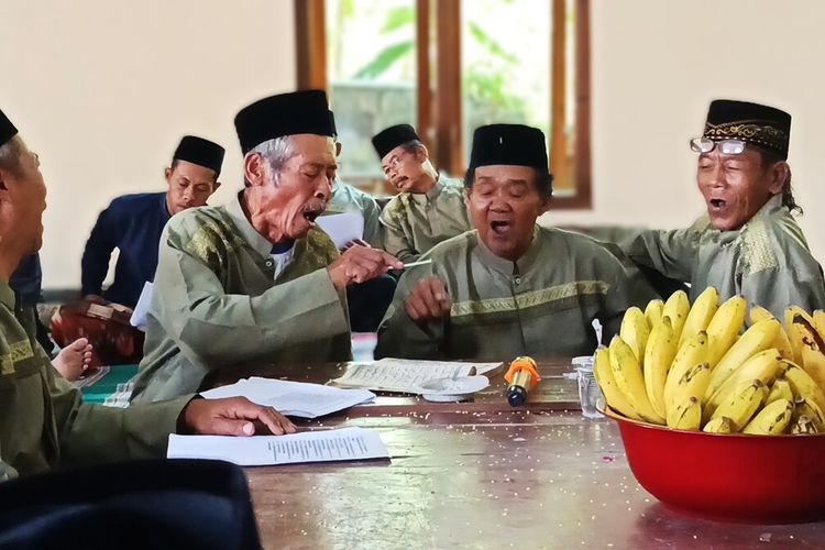 Minim regenerasi, pemain gembrungan di Desa Sambirobyog rata-rata telah berusai di atas 70 tahun.