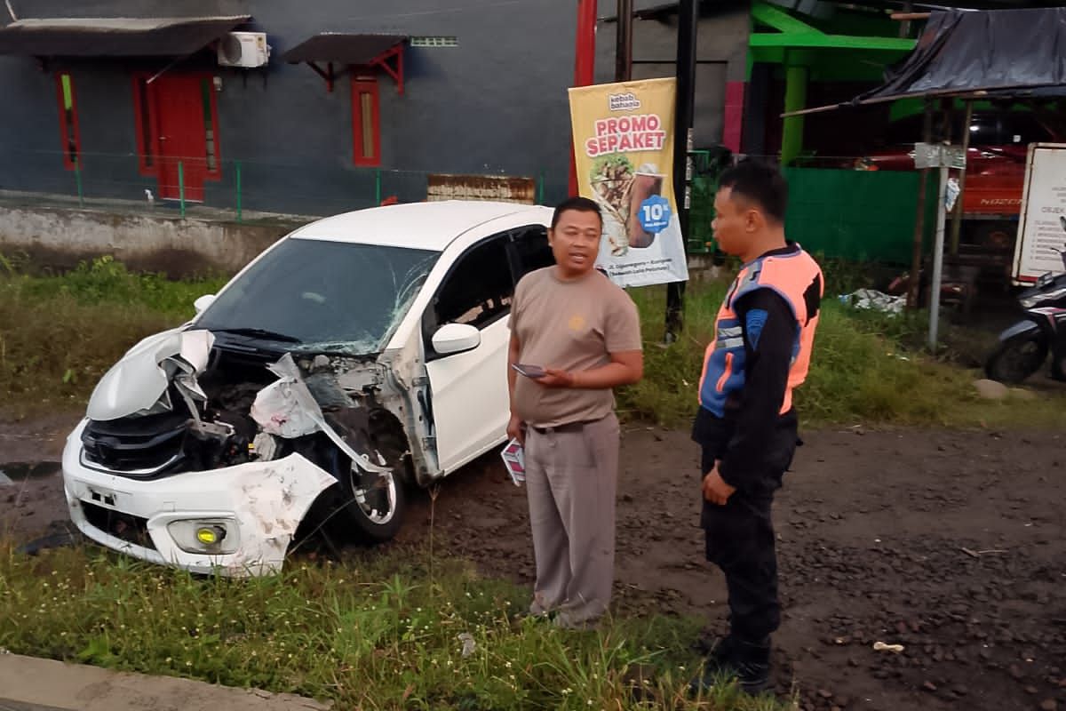Mobil Honda Brio tertabrak KA angkutan semen KA (2711) Bungtalun Service di perlintasan sebidang JPL 04 petak jalan Kasugihan-Karangkandri, Kabupaten Cilacap, Jawa Tengah, pada Rabu (4/2/2026) pagi.
