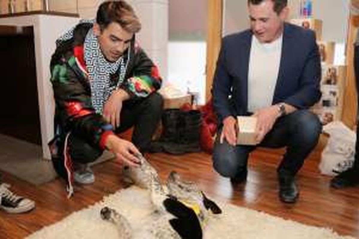 Joe Jonas mengunjungi pameran PetCube di Utah, AS, mengenakan jaket motif petai dan mi ayam karya perancang Indonesia. 