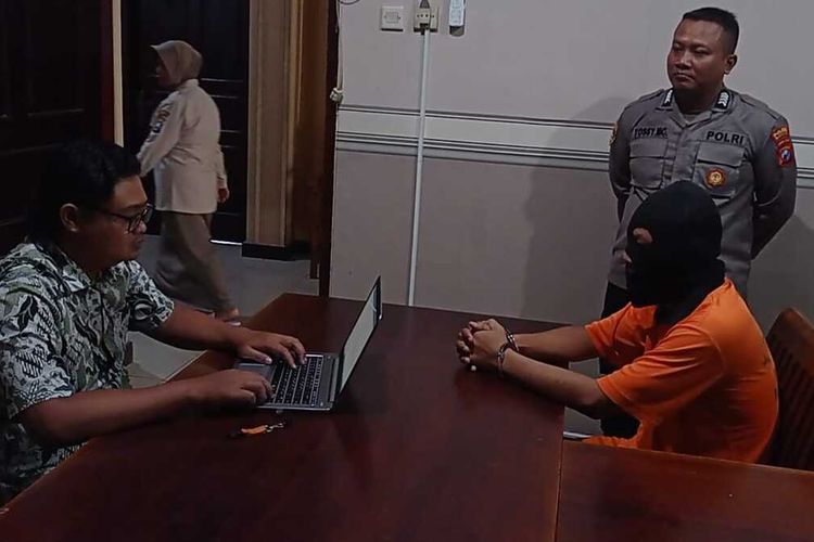 AG (34) warga Kecamatan Maospati, Kabupaten Magetan, nekat melakukan tindak asusila pencabulan dan persetubuhan terhadap keponakannay sendiri yang masih dibawah umur. Pelaku tak berani melawan karena pelaku selalu marah dalam kesehariannya.