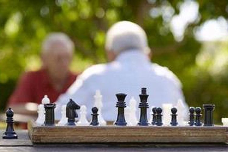 Bermain catur adalah kegiatan yang bisa melatih kemampuan kognitif.