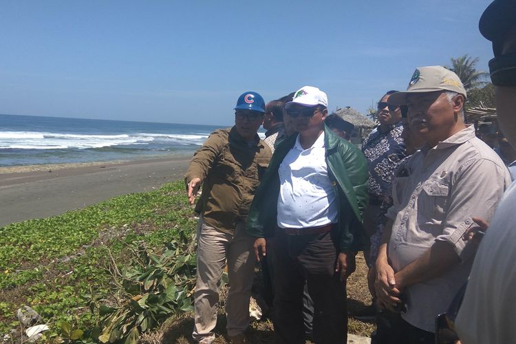 Wakil Gubernur Jawa Barat, UU Ruzhanul Ulum meninjau lokasi abrasi di Jalan Nasional penghubung Pangandaran-Tasikmalaya, di Desa Ciparanti, Kecamatan Cimerak, Kabupaten Pangandaran, Jumat (13/9/2019).