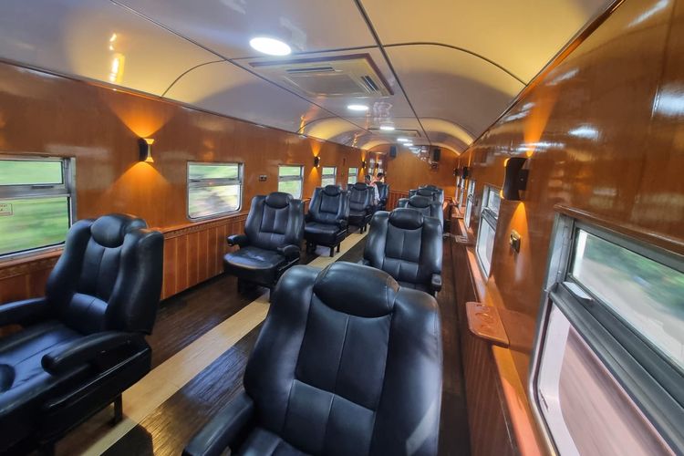 Interior KA Djoko Kendil IW 38221 pada bagian ruangan yang berisikan 10 tempat duduk. Pada bagian belakang kereta api ini terdapat ruang balkon yang memungkinkan penumpang dapat melihat panorma ke arah belakang.