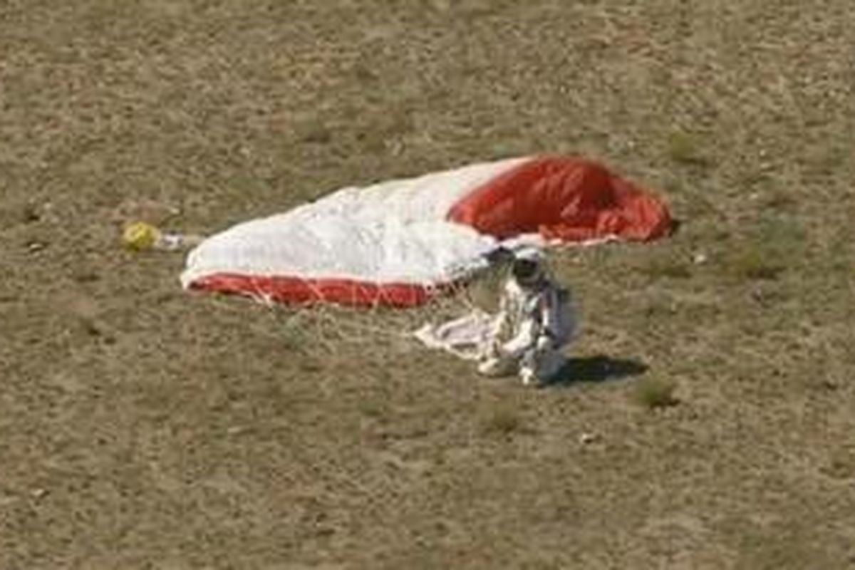 Felix Baumgartner sesaat setelah pendaratan. Ia berhasil terjun dari ketinggian 39,044 km dengan kecepatan melampaui kecepatan suara. 