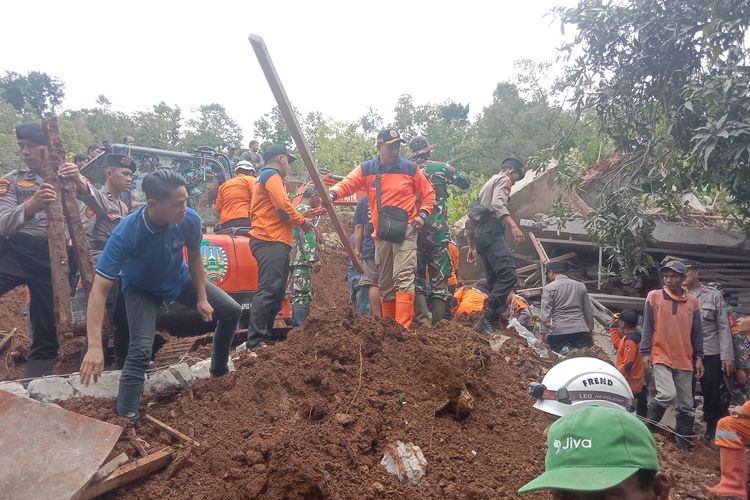 Upaya pencarian korban longsor di Dusun Banturejo, Desa Sambirejo, Kecamatan Wonosalam, Kabupaten Jombang, Jawa Timur, Kamis (23/1/2025).