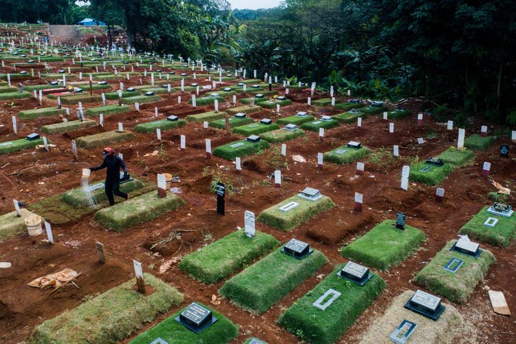 Foto udara pemakaman yang diperuntukkan untuk pasien dengan protokol COVID-19 di TPU Pondok Ranggon, Jakarta Timur, Minggu (31/5/2020). Jumlah kasus positif COVID-19 di Jakarta mencapai 7.272 pasien per Minggu (31/5/2020), dengan rincian 2.102 orang dinyatakan telah sembuh dan 520 orang meninggal dunia.