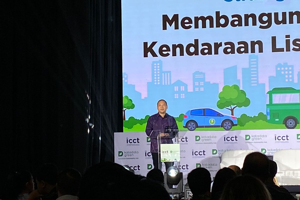 Deputi Bidang Koordinasi Infrastruktur Dasar Kementerian Koordinator Infrastruktur dan Pembangunan Kewilayahan, Rachmat Kaimuddin, menjelaskan soal insentif mobil listrik, di Jakarta Pusat, Rabu (12/2/2025). 