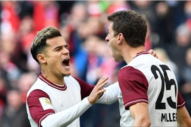 Thomas Mueller (kanan) bersama dengan rekan setimnya, Philippe Coutinho, merayakan gol yang dicetaknya pada laga pekan ke-25 Bundesliga yang mempertemukan Bayern Muenchen vs Augsburg di Stadion Allianz, Muenchen, Minggu (8/3/2020).
