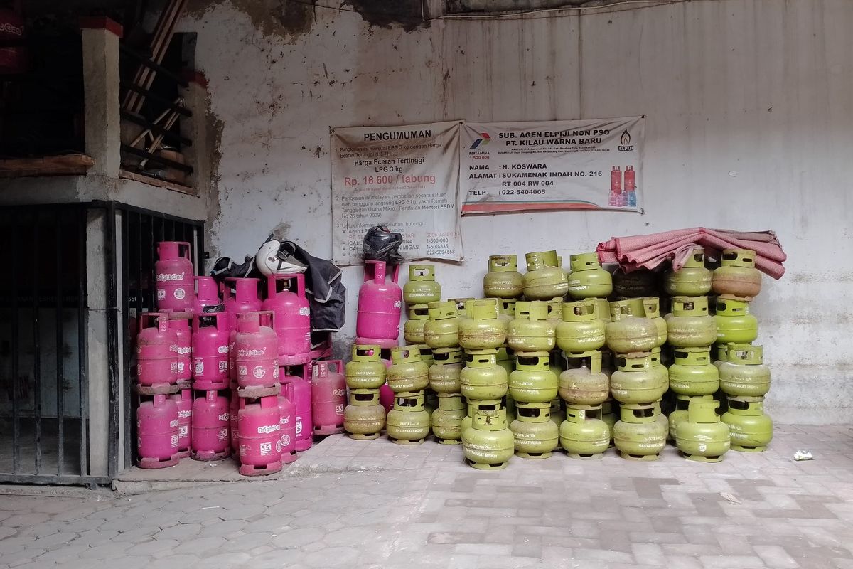 Sejumlah tabung gas ukuran 3 kilogram kosong berjajar di salah satu pangkalan di kecamatan Cileunyi, Kabupaten Bandung, Jawa Barat, Selasa (4/2/2025)