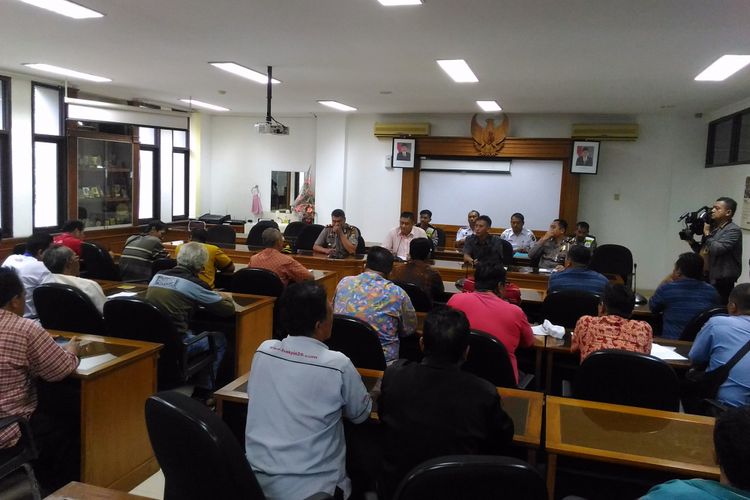 Komunitas Pengemudi Taksi Argometer Yogyakarta (Kopetayo) mendatangi kantor DPRD Kota Yogyakarta, Jalan Timoho, Senin (29/5/2017).