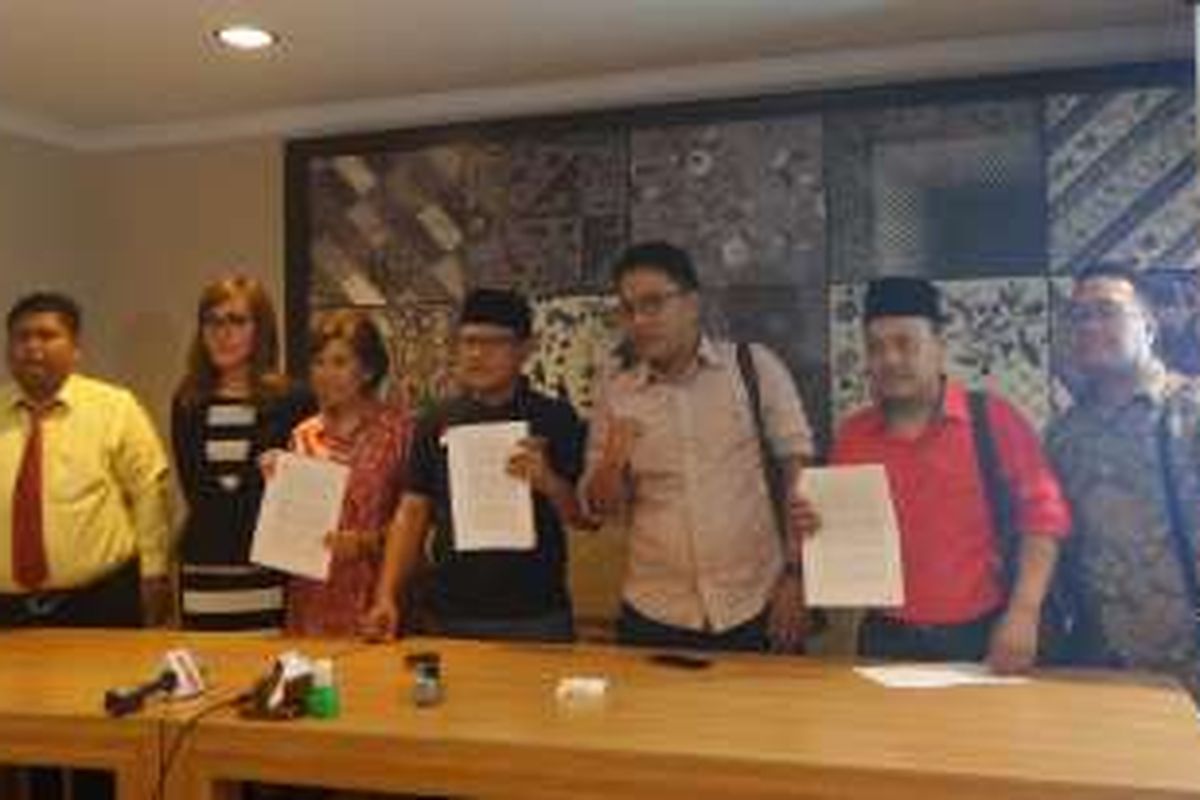 Yasasan Satu Keadilan, Serikat Perjuangan Rakyat Indonesia (SPRI) dan empat warga negara dalam konferensi pers di bilangan Cikini, Jakarta Pusat, Minggu (10/7/2016). Mereka berencana menggugat Undang-Undang Pengampunan Pajak (Tax Amnesty) ke Mahkamah Konstitusi usai UU tersebut diteken oleh Presiden Joko Widodo.