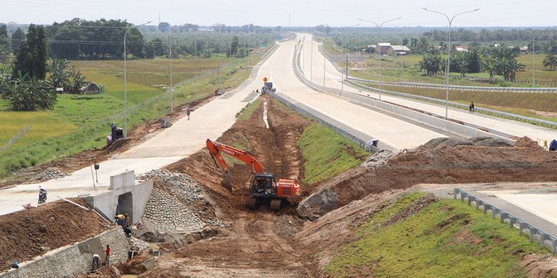 Pekerja menyelesaikan pekerjaan di sekitar simpang susun (interchange) Lubuk Pakam di ruas jalan tol Medan-Kualanamu-Tebing Tinggi, di Deli Serdang, Sumatera Utara, Jumat (24/2). Pembangunan fisik ruas jalan tol itu secara keseluruhan sudah selesai 80 persen dan ditargetkan rampung Desember 2017.

Kompas/Nikson Sinaga (NSA)
24-02-2017