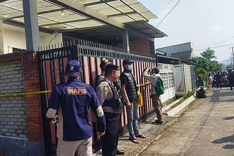 Seorang pria yang ditemukan tewas dengan kondisi mayat dicor di dalam rumah, Kompleks Bumi Citra Indah 2, RT 06/13, Desa Pataruman, Selasa (16/4/2024).

