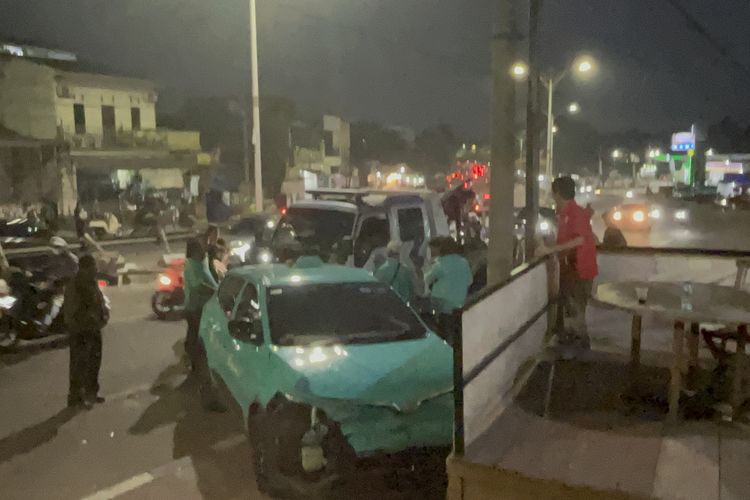 Taksi Green SM Mendadak Ngegas Sendiri dan Tabrak Separator di Jakbar, Sopir: Saya Juga Bingung