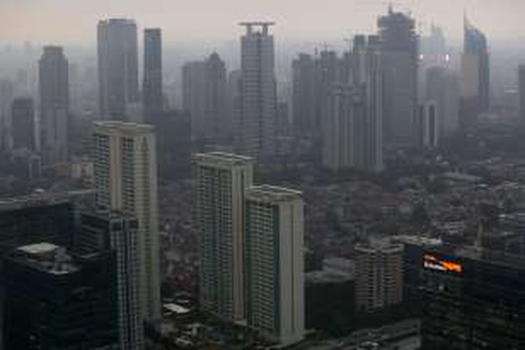 Suasana pembangunan gedung bertingkat tingkat tinggi atau high rise di Jakarta, Kamis, (10/11/2016). Pembangunan ini meliputi perkantoran, apartemen, dan hotel.