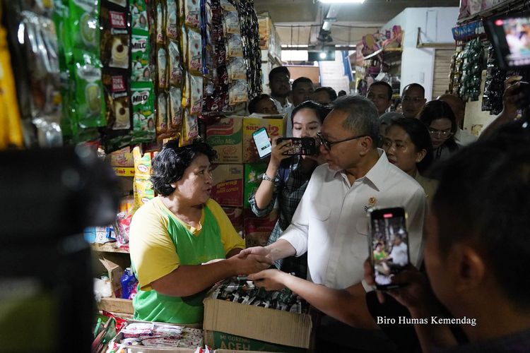 Menteri Perdagangan Zulkifli Hasan mengunjungi Pasar Johar Baru, Jakarta, Senin (4/12/2023). Kunjungan ini merupakan antisipasi pemerintah dalam menghadapi Natal dan Tahun Baru (Nataru) 2024.